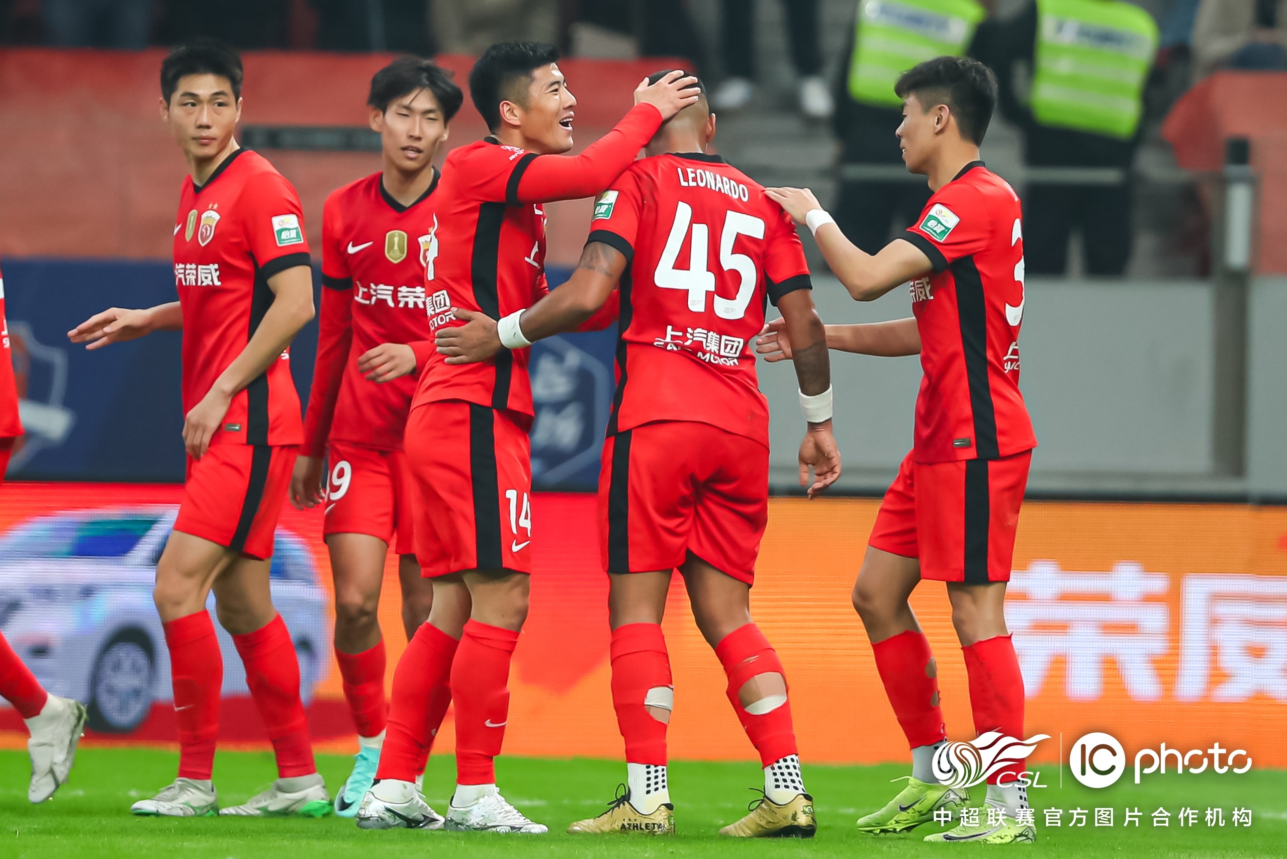 关于赛地聚焦:社区盾转会期热度飙升,本菲卡状态回暖,赛场秩序良好,控场能力受关注的信息 关于赛地聚焦:社区盾转会期热度飙升,本菲卡状态回暖,赛场秩序良好,控场能力受关注的信息